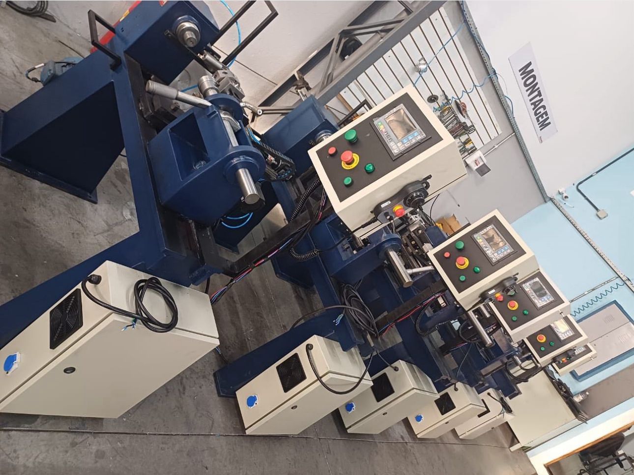 Vista detalhada das máquinas CNC Riglamaq em operação